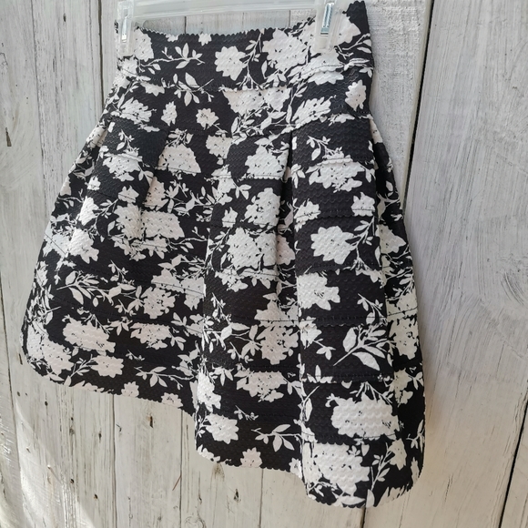 Soprano SMALL floral pleated stretch flare skirt - Picture 2 of 8